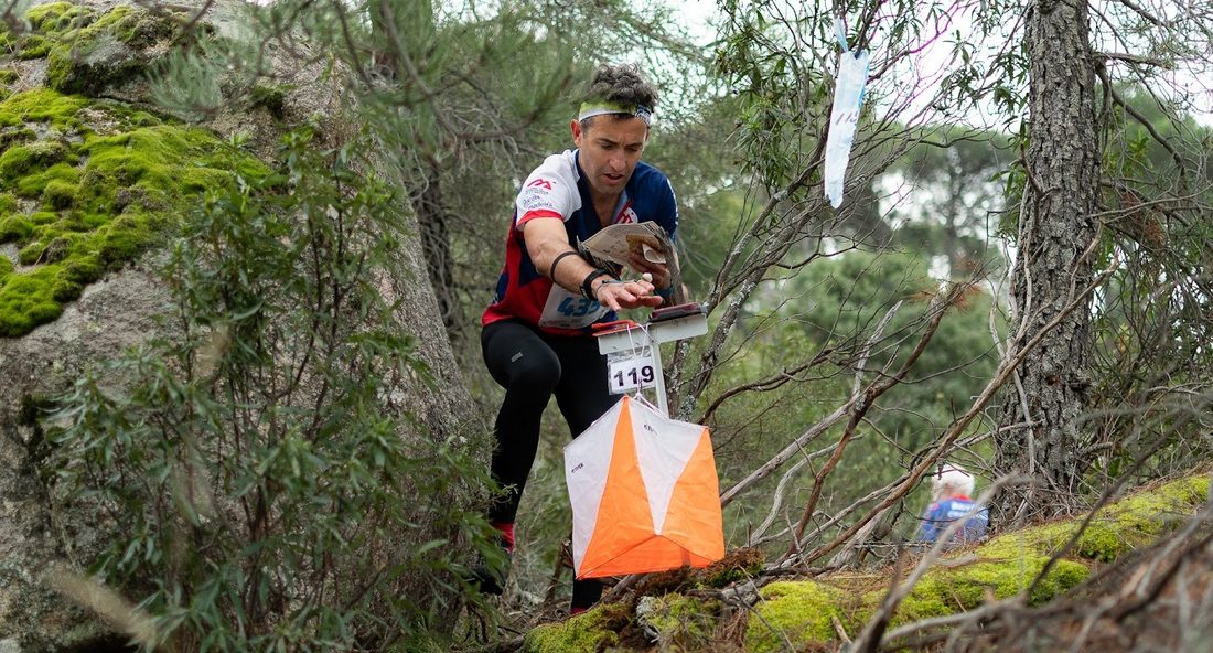 Atleta che punzona a una lanterna nel bosco