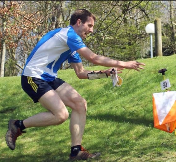 Atleta che corre verso una lanterna